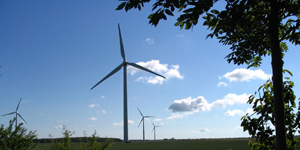 Das Foto zeigt Windräder vor einem blauen Himmel.