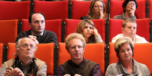 Das Foto zeigt Zuhörer bei einem Vortrag