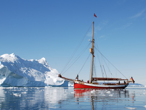 Das Foto zeigt ein Schiff im Eismeer.
