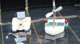 Das Foto zeigt zwei kleine Solarboote auf einem Wasserbecken.