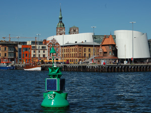 Das Foto zeigt die Hafeninsel Stralsund mit dem Ozeaneum, im Vordergrund der Strelasund