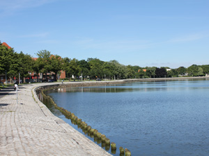 Das Foto zeigt die Sundpromenade in Stralsund bei schönem Sommerwetter.
