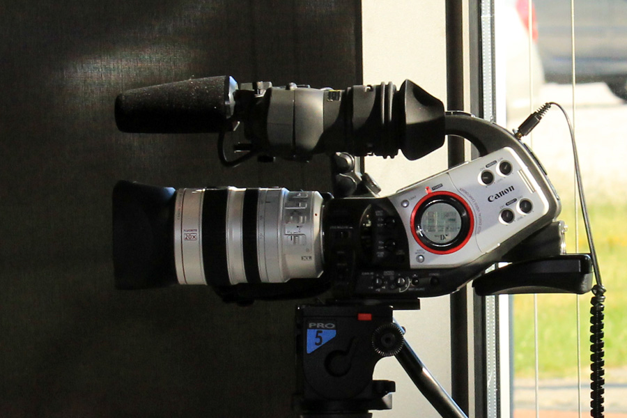 Das Foto zeigt eine Videokamera auf einem Stativ.