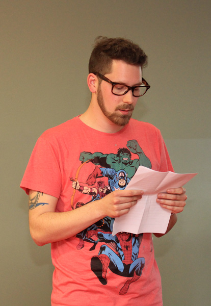 Das Foto zeigt das Brustbild eines jungen Mannes, der einen Text vorträgt.