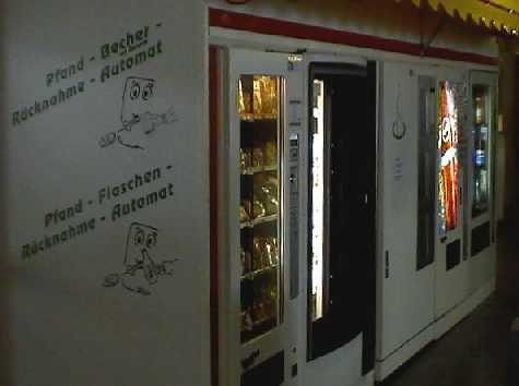 Rücknahme Automat für Pfand Becher neben Getränkeautomaten