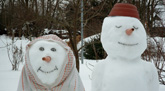 Das Foto zeigt die Portraits eines Schneemanns und einer Schneefrau.