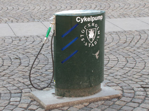 Das Foto zeigt einen Cykelpump, eine Druckluftanlage zum Aufpumpen von Fahrradreifen, an einem zentralen Platz in Stockholm.