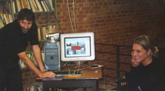 Das Foto zeigt einen Mann und eine Frau am Computer - es handelt sich um Teilnehmer dess Workshops Naturerfahrung durch Mulitmedia.