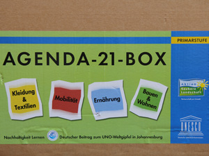 Das Foto zeigt einen Pappkarton mit der Aufschrift Agenda-21-Box.