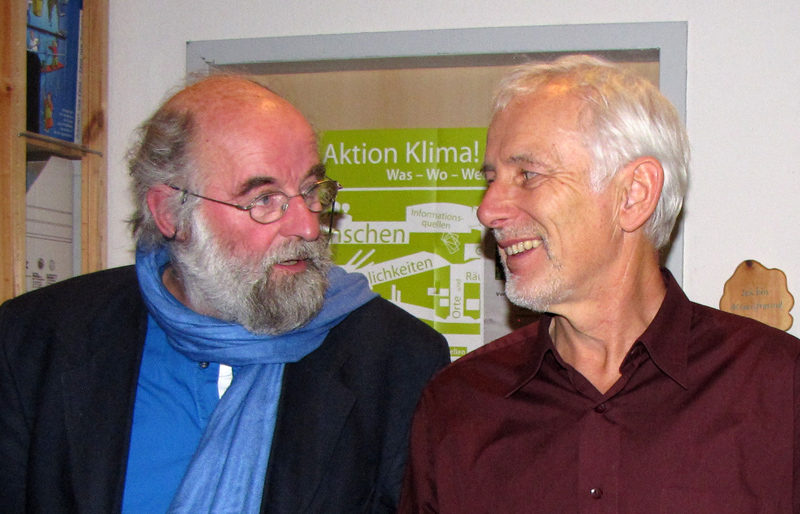 Das Foto zeigt Ernst Paul Dörfler im Gespräch mit einem Besucher der Umweltbibliothek Stralsund.