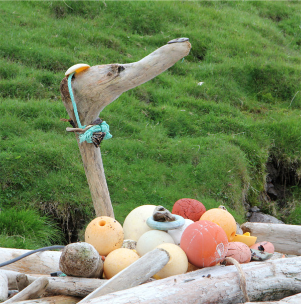 Das Foto eine Skulptur - einen Kopf. Sie wurde aus Strandgut - aus Plastikbojen der Fischerei und aus Holz - errichtet.