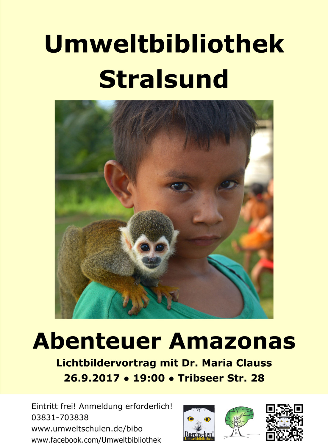 Das Bild zeigt das Plakat zur Veranstaltung Abenteuer Amazonas. Es enthält neben den Veranstaltungsinformationen ein Foto, das einen Jungen mit einem kleinen Affen zeigt.