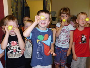 Das Foto zeigt eine Gruppe von Kindergartenkindern, die durch speziell geschliffene Gläser - sogenannte Facettenaugen - schauen.