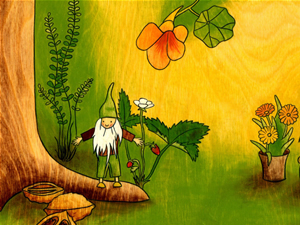 Die Zeichnung zeigt den Pflanzenzwerg Filipendulus, der auf der Wurzel eines Baumes steht. Ferner sind Nüsse, einige Pflanzen und ein sonnenwarmer Hintergrund zu sehen. Gestaltung: Katja Ch. Bielstein