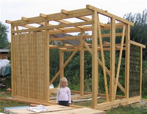 Die Holzkonstruktion für die Lehmbar