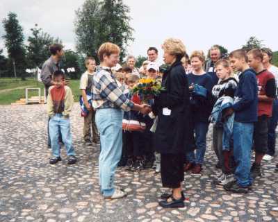 Frau Neutsch von Jugendamt Stralsund übergibt den Hüttenbauplatz