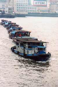Shanghai: Schiffe beim Abfalltransport auf dem Huangpu